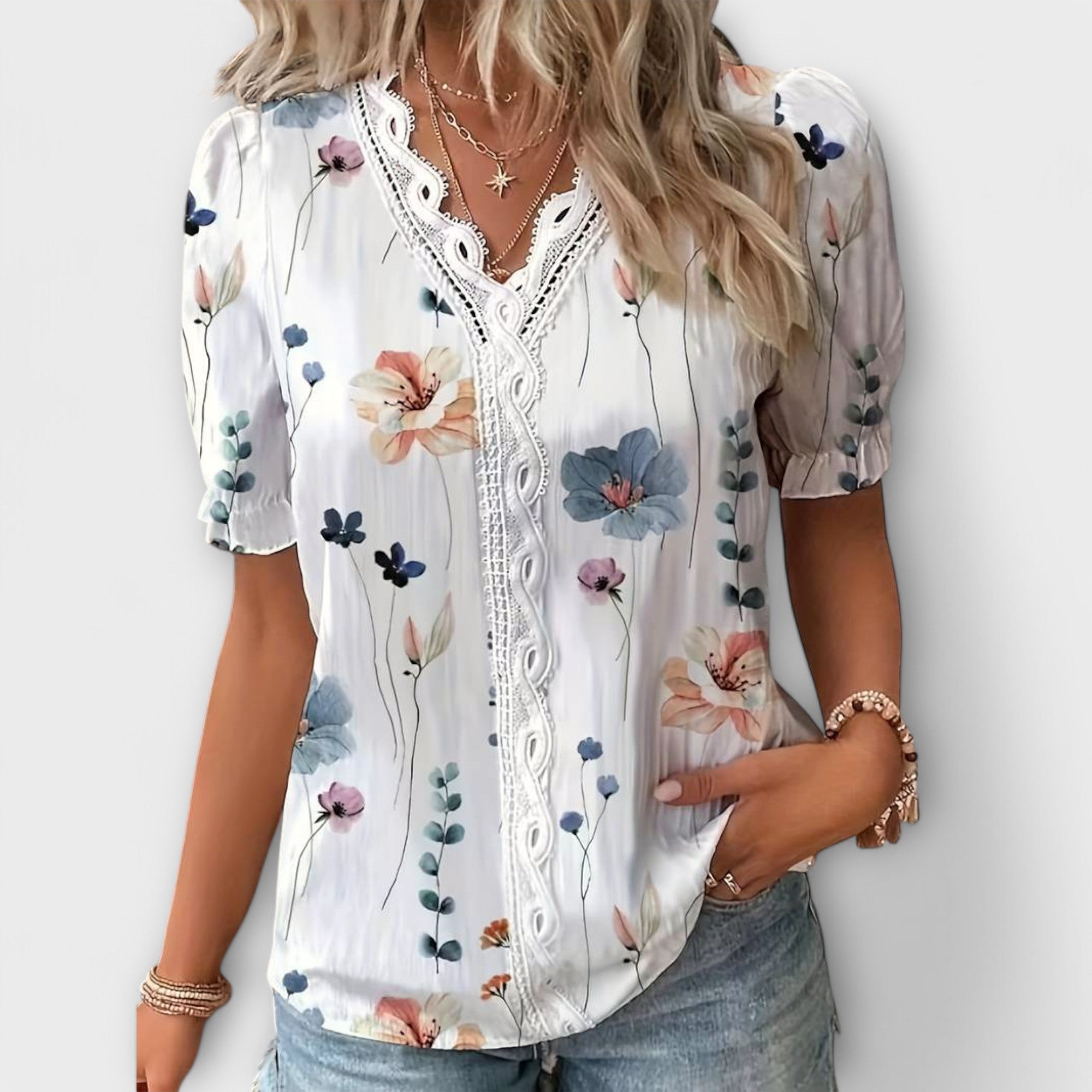 Emily - Moderiktig Blus med V-ringning