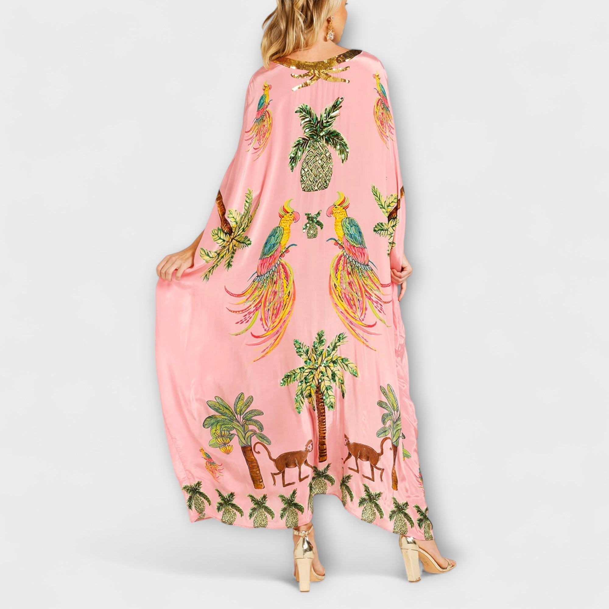 Linda - Iögonfallande klänning med off-shoulder-design och kokosnötsträdsmönster