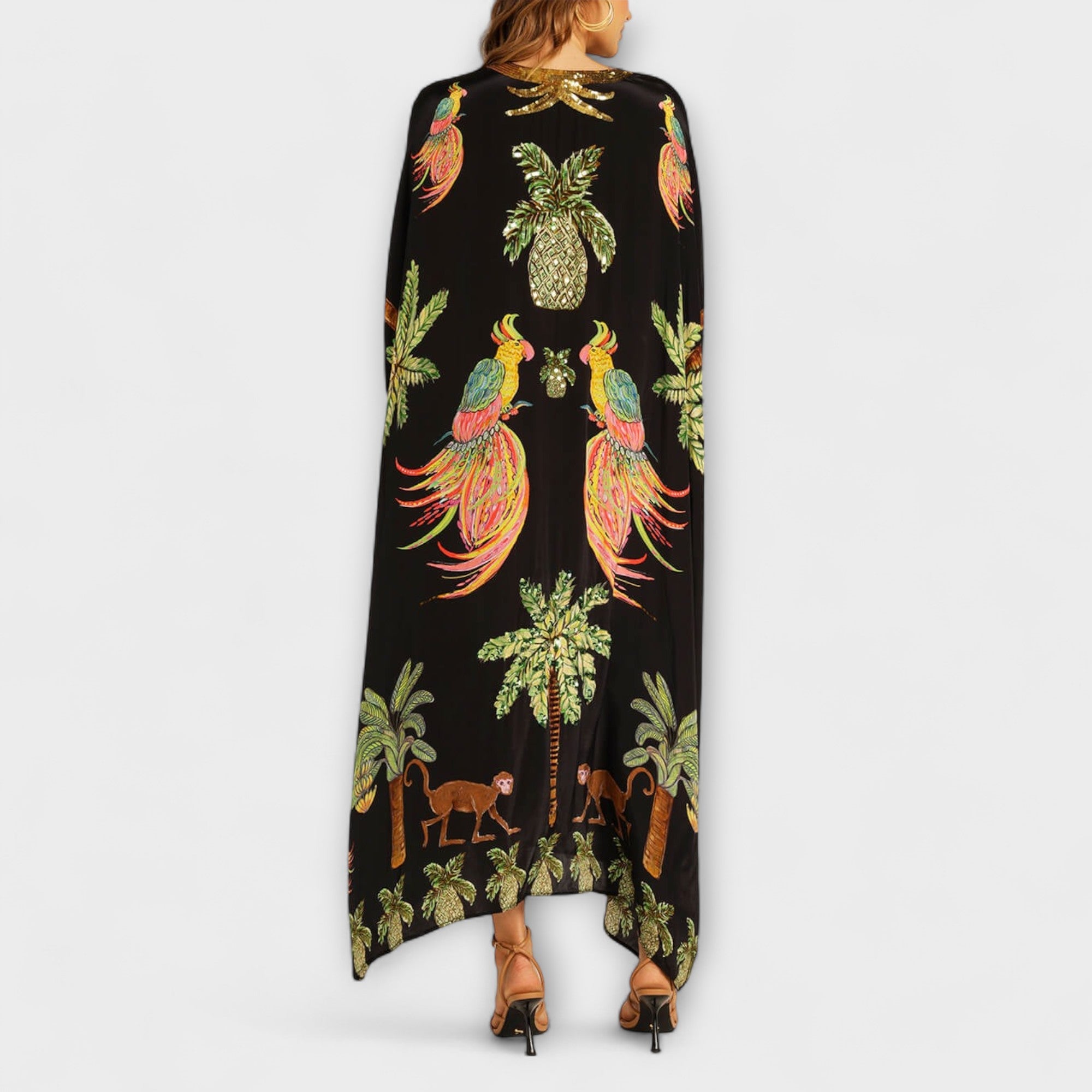 Linda - Iögonfallande klänning med off-shoulder-design och kokosnötsträdsmönster