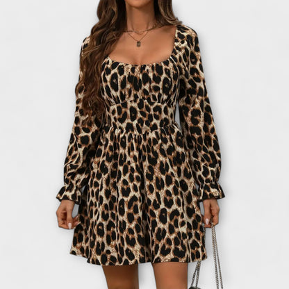 Charmig Klänning med Leoprint