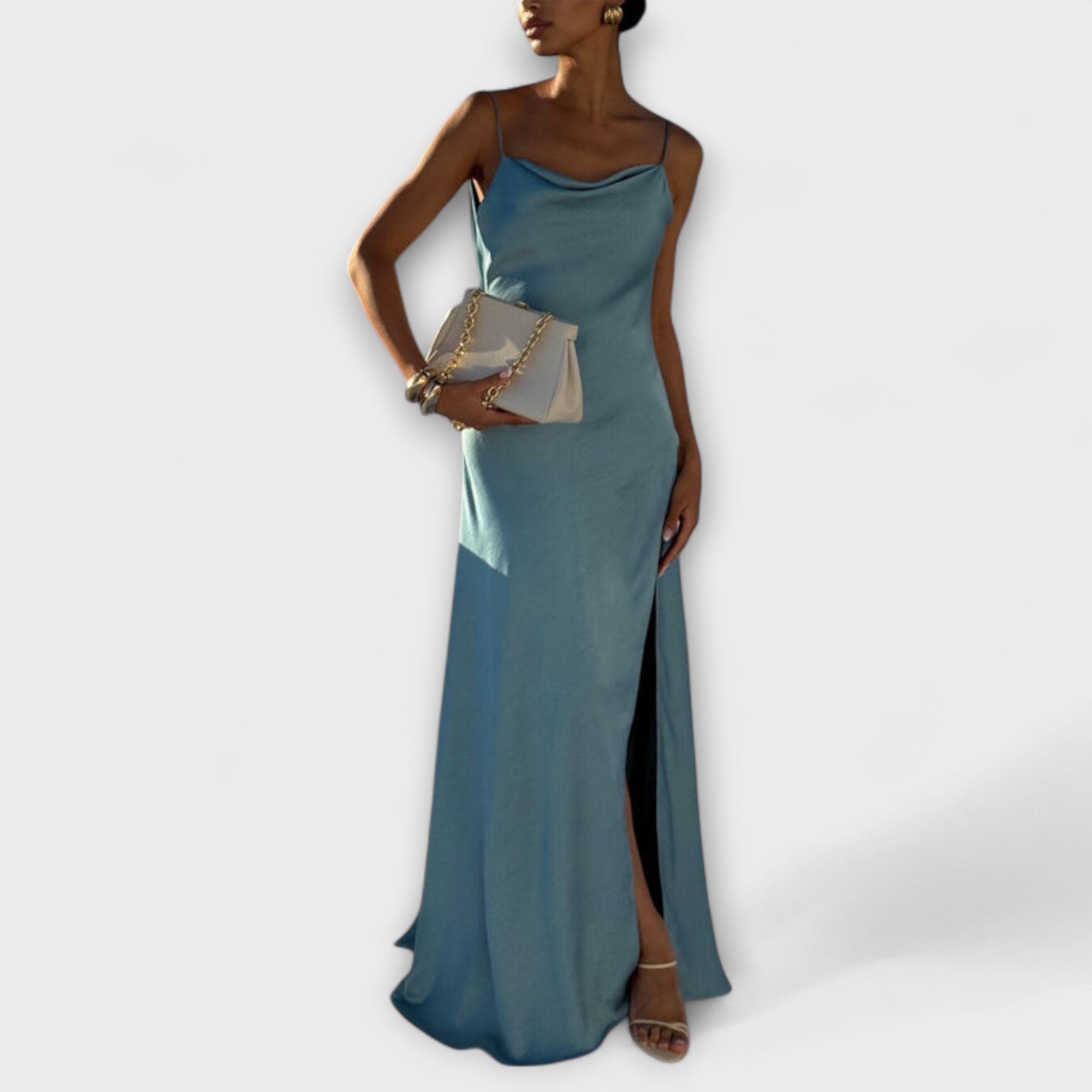 Hallie - Chic Satin Maxi Klänning med Hög Slits