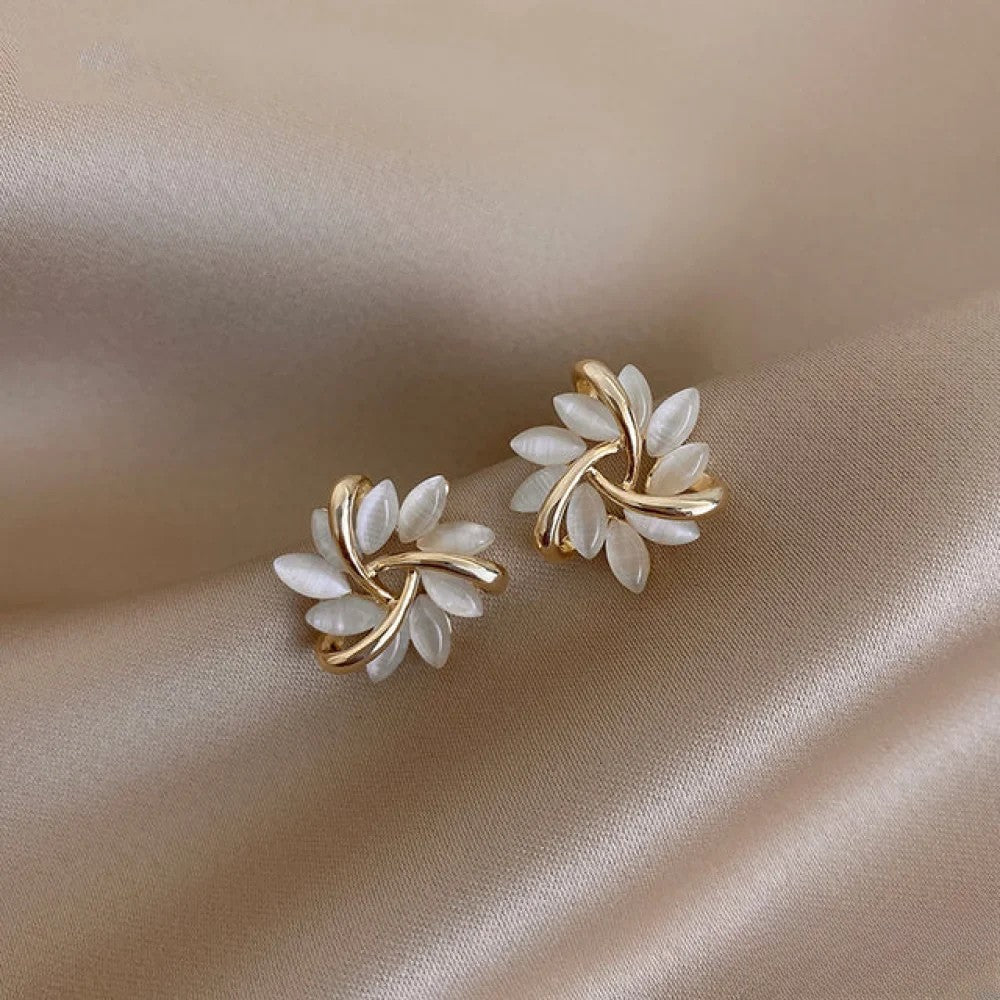 Eleganta Guldörhängen med Utsökta Opalblommönster