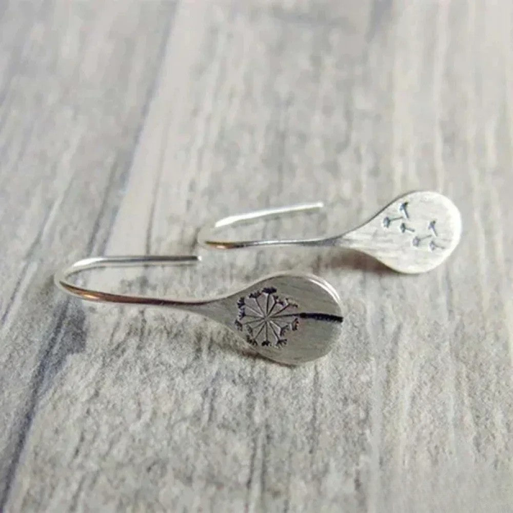 Eleganta Silverörhängen i Maskrosbladdesign