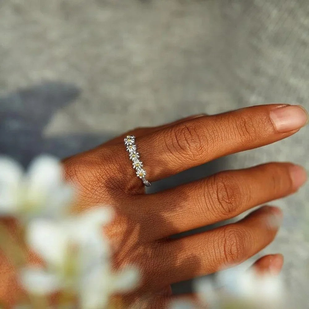 Justerbar Silvering med Handmålad Emalj Daisy