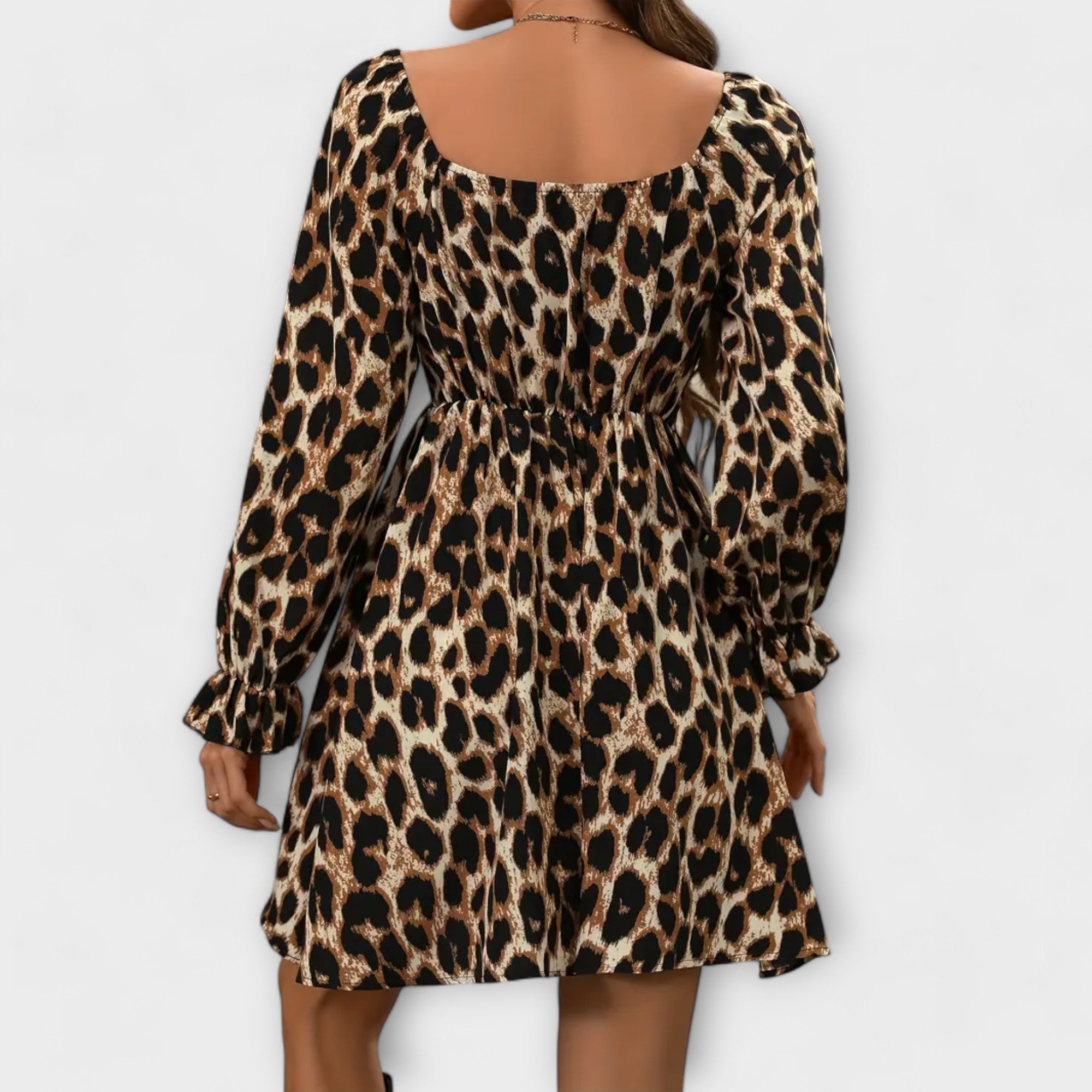 Charmig Klänning med Leoprint