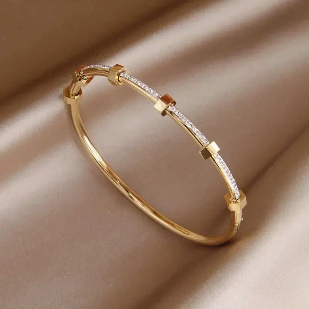 Elegant Guldarmband i Ljus Design