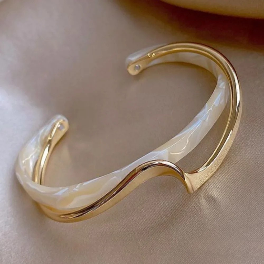 Elegant Guldarmband med Vit Opal