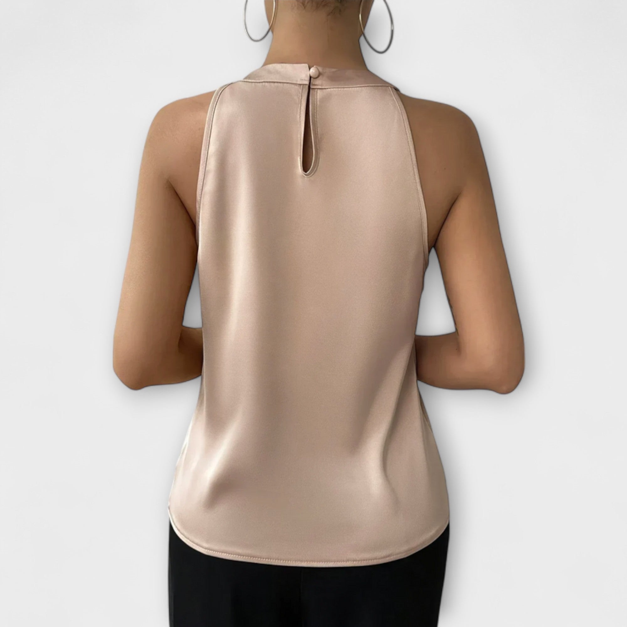Skye - Chic Satinblus med Off-Shoulder Design